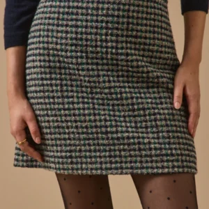 Kurzer Damenrock aus Tweed mit Karos