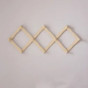 Ausziehbare Garderobe aus Holz im Akkordeon-Stil