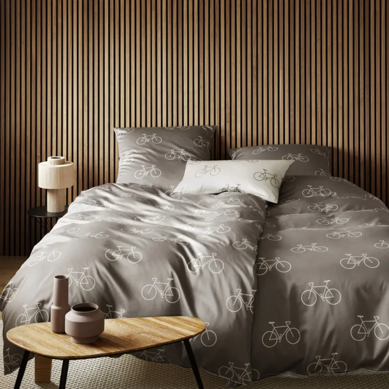 Bettwäsche Mako Satin Velo Taupe mit Fahrradmuster 135 x 200 cm