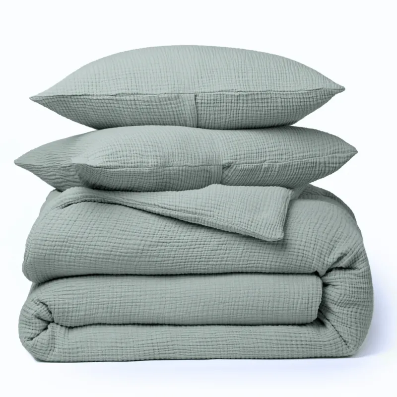 Musselin Bettwäsche Set • Salbeigrün – dekoriert auf einem Bett