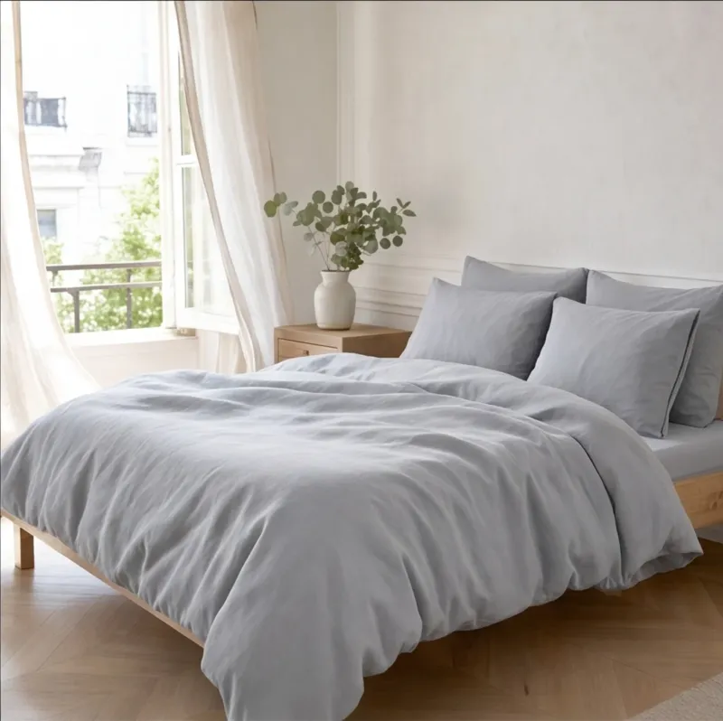 Parure en percale de coton unie gris céladon – ambiance face chambre