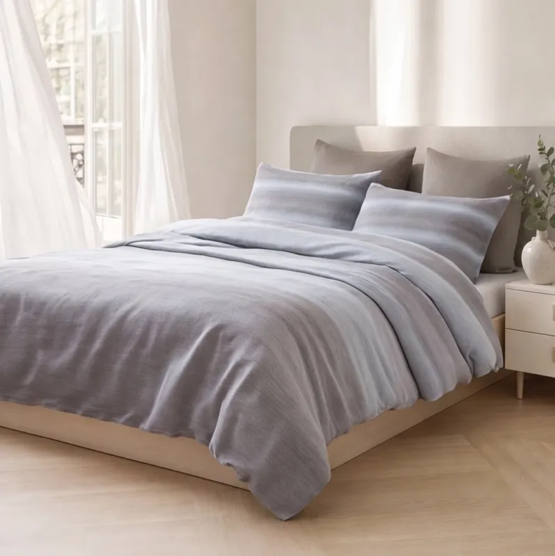 Parure en percale de coton Nuance Signature Perle – ambiance face chambre Maison Textile